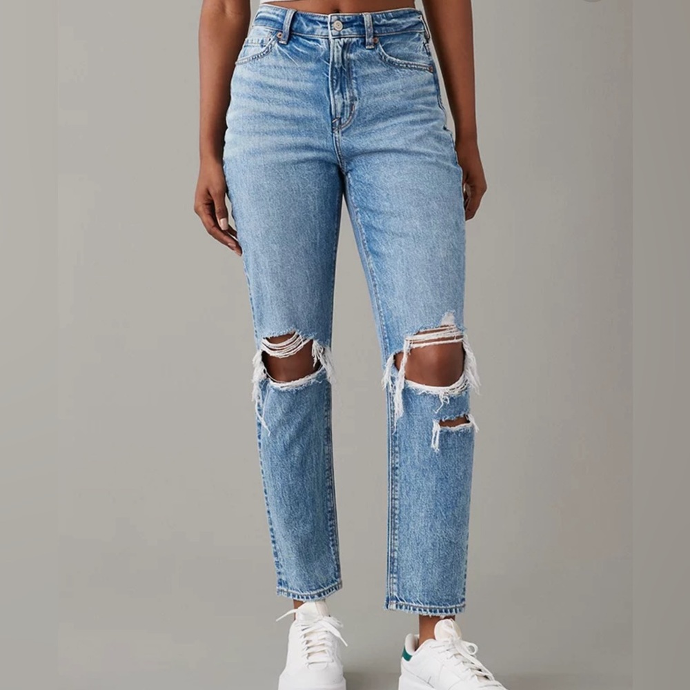 American Eagle high waist Mom Jeans Distressed ripped Denim size 6